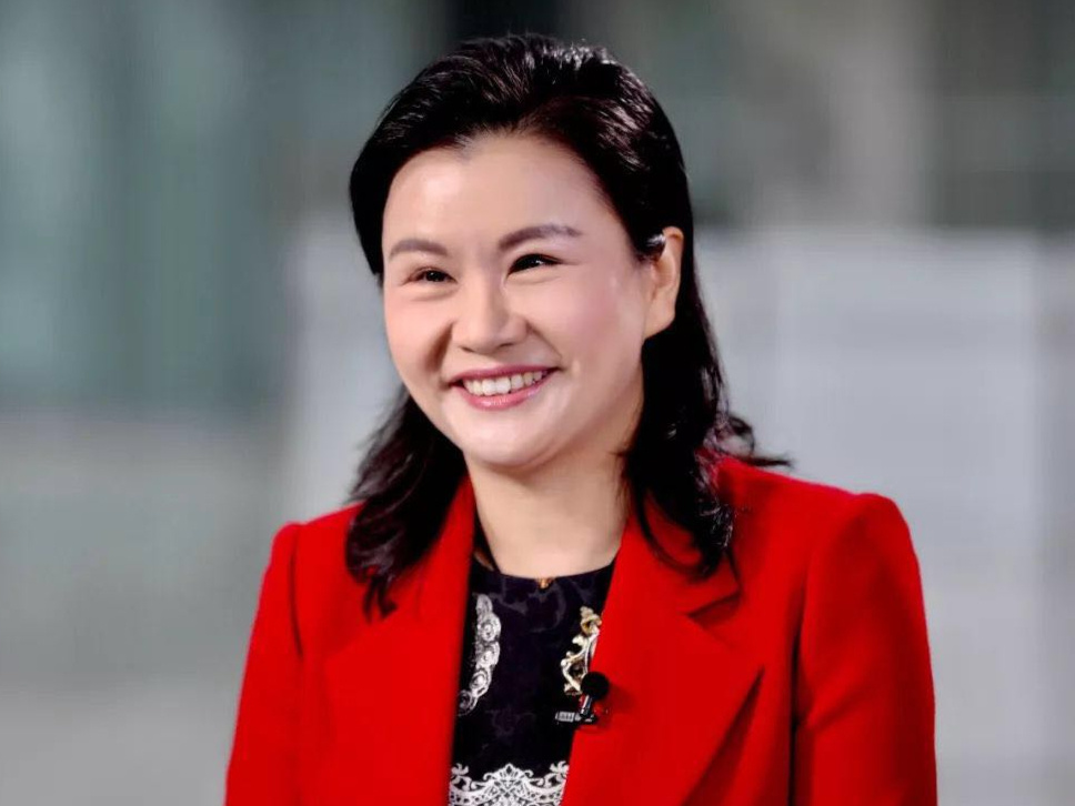 中国女首富周群飞：赚了苹果400亿，却嫁给司机，与前夫纠葛15年