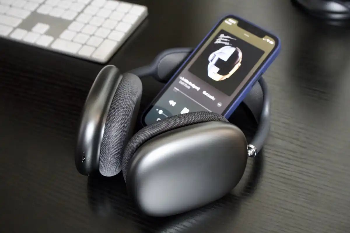 AirPods Max佩戴时发出异响怎么回事_AirPods Max转轴维护方法