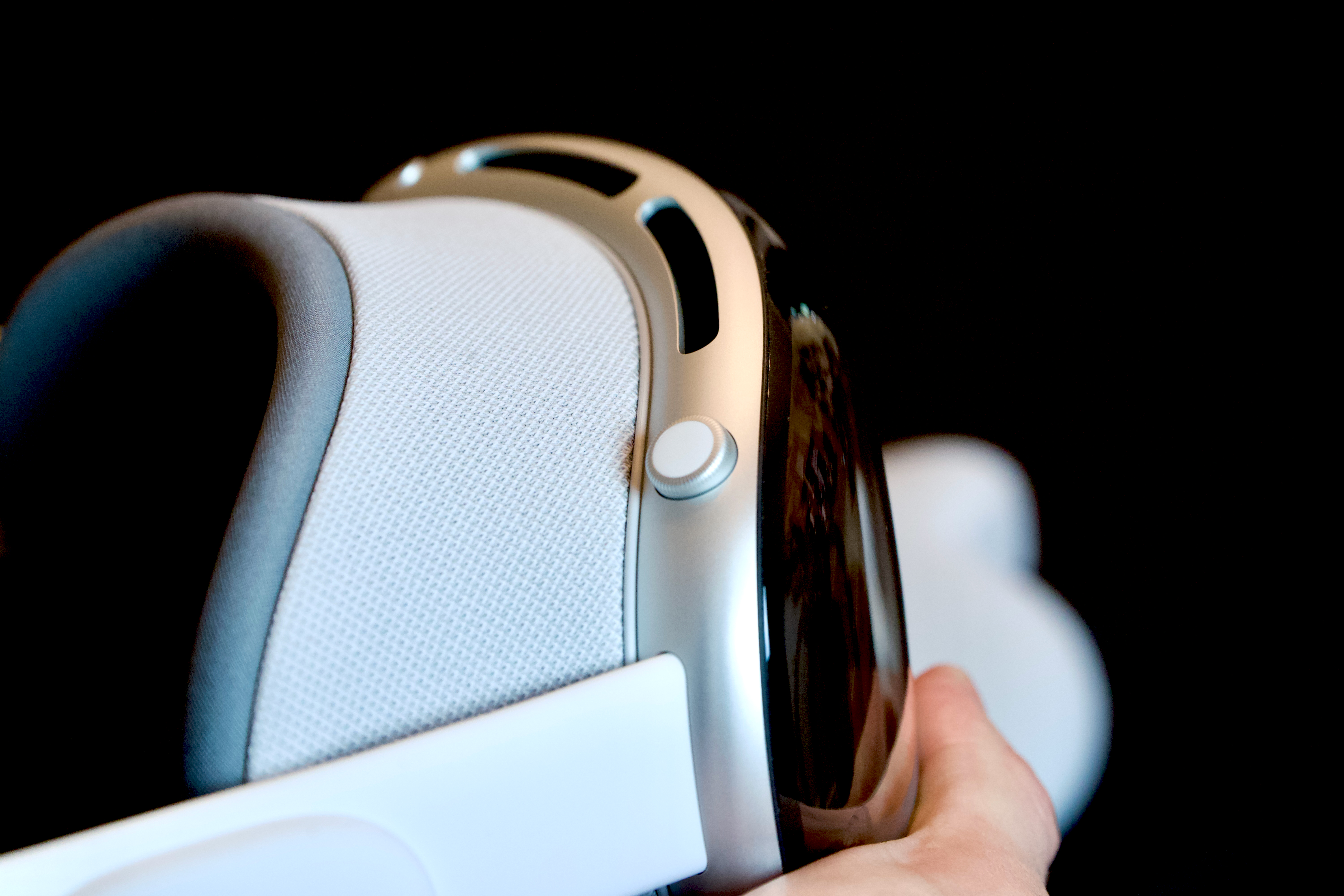 AirPods Max如何开启主动降噪_AirPods Max噪声控制按钮用法