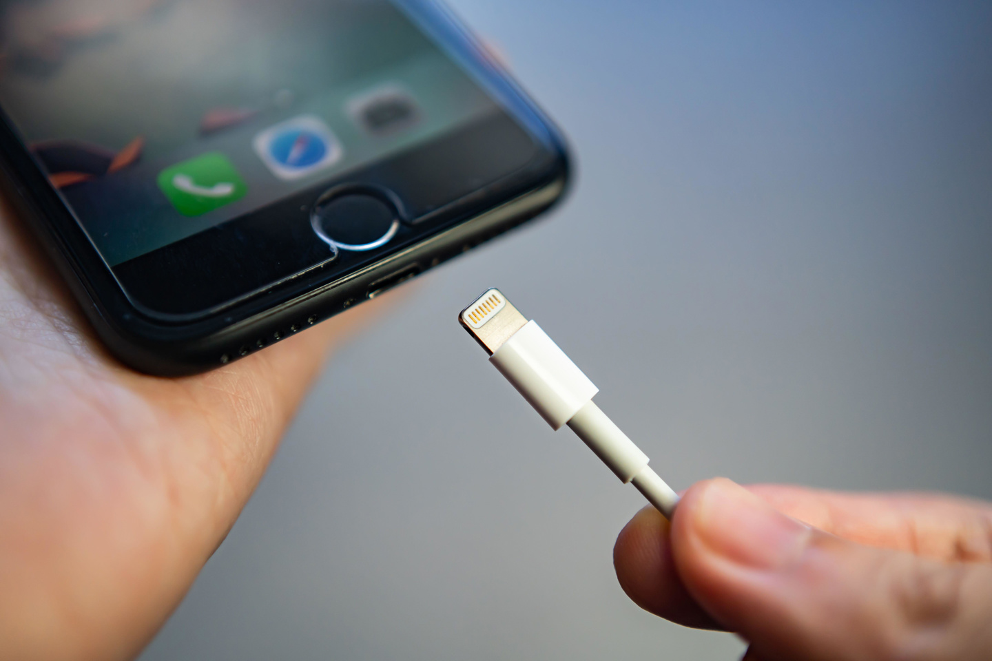 iPhone 15 Pro如何解决充电接口松动接触不良_iPhone 15数据口维护技巧
