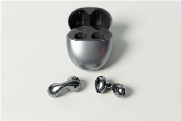 AirPods 3耳机怎么清理网罩里的金属碎屑_AirPods 3磁吸清理技巧