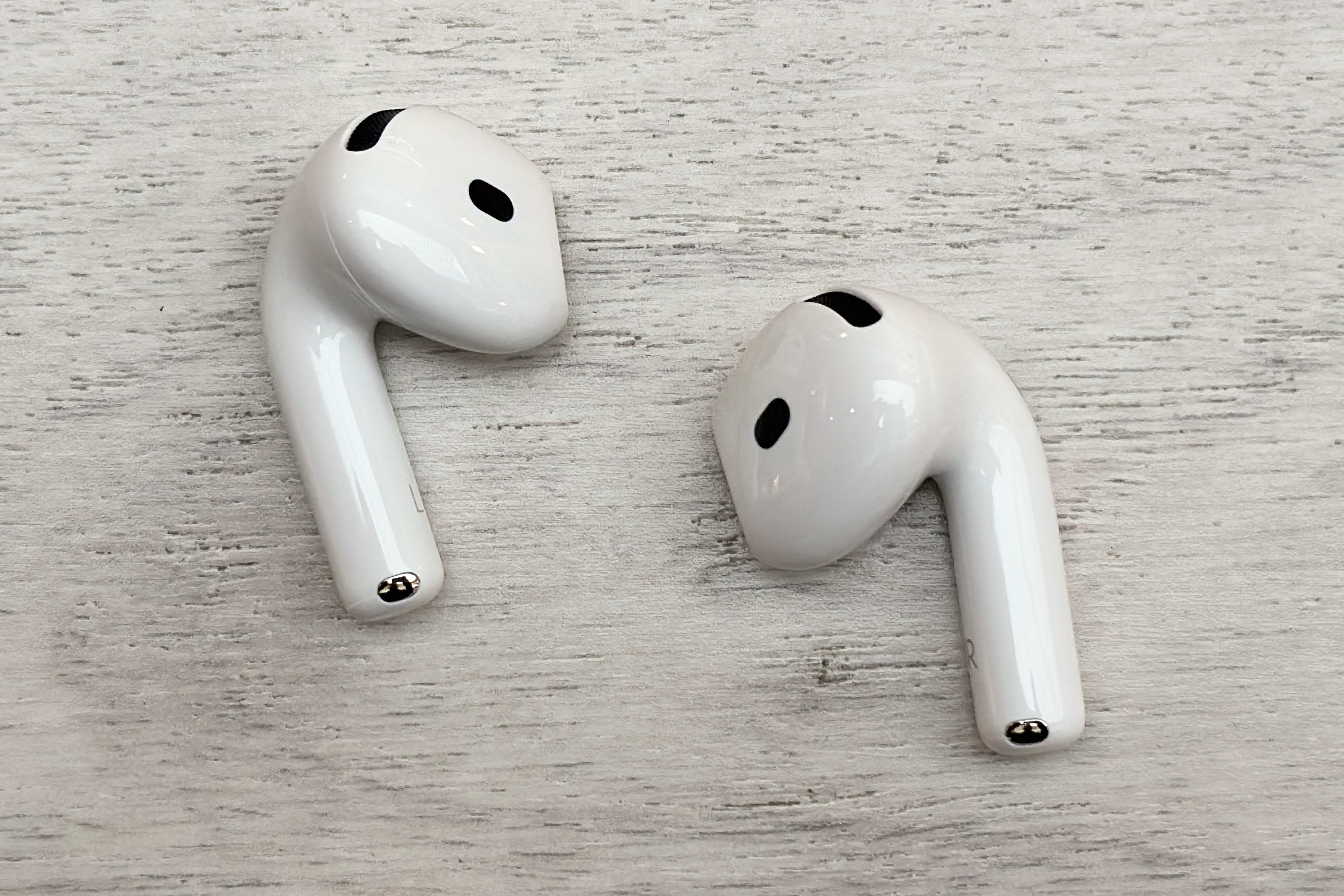 AirPods Pro 2单耳充电充不进 _ 清理金属触点解决充电故障