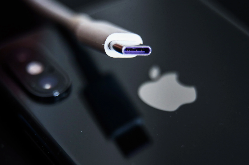 iPhone 15如何清洁USB-C充电口积灰_iPhone 15充电接触不良修复